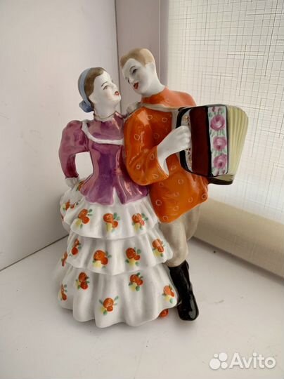 Фарфоровая статуэтка Гармонист с дамой