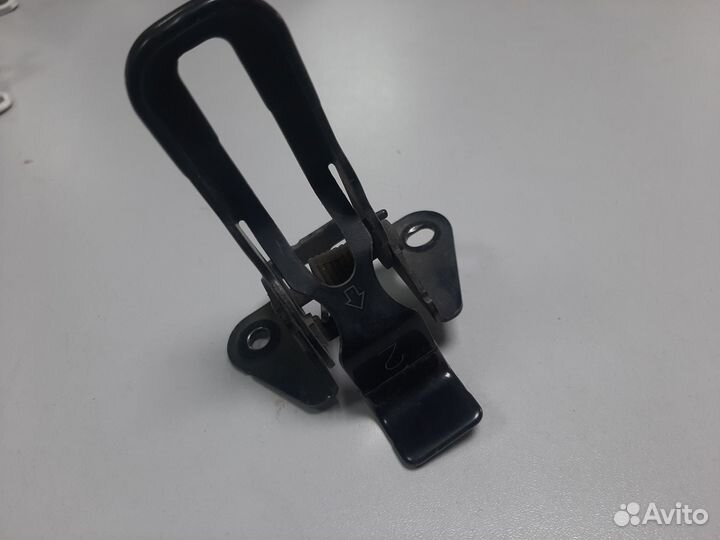 Крючок капота Land Cruiser 200 (2007-2015)