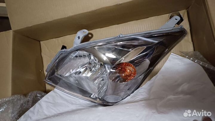 Фаpа левая 8117060D50 toyota (Тойота) Прадо 120