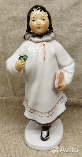 Статуэтка Якутка с книгой и цветком СССР лфз