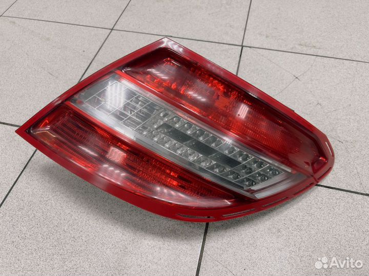 Фонарь задний правый Mercedes W204 C