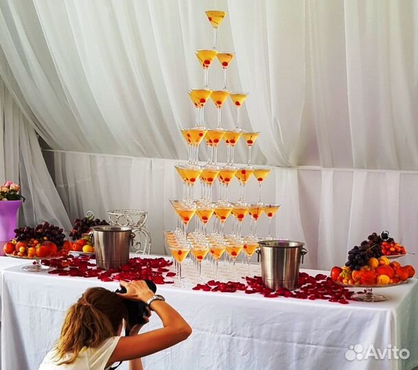 Пирамида из бокалов шампанского