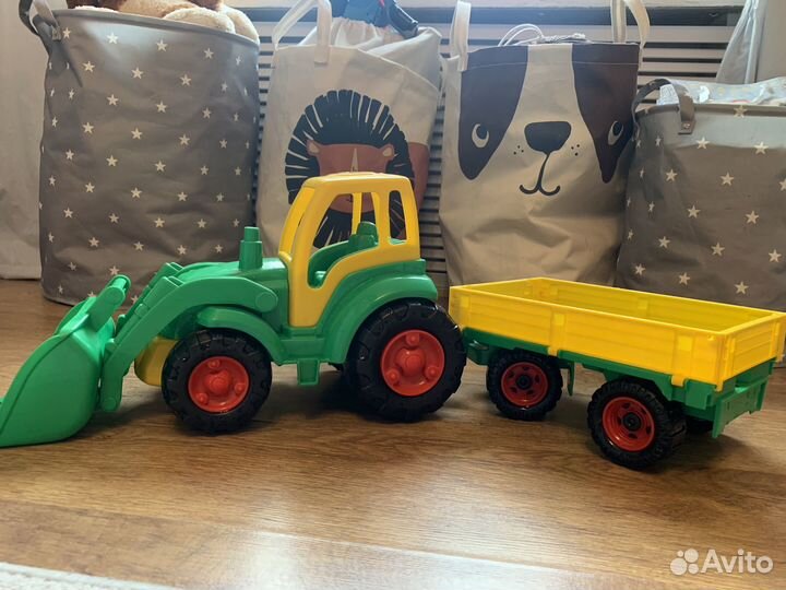 Трактор с ковшом и прицепом полесье