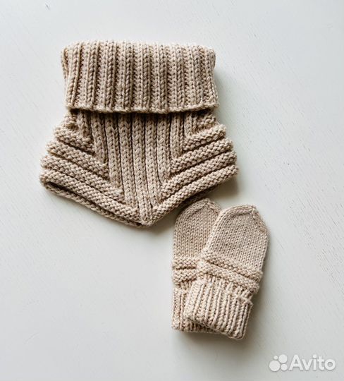 Вязаный набор для малыша (шапка варежки манишка)