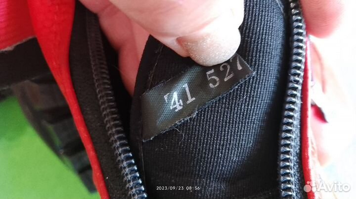 Беговые лыжи, палки, ботинки, лыжные брюки