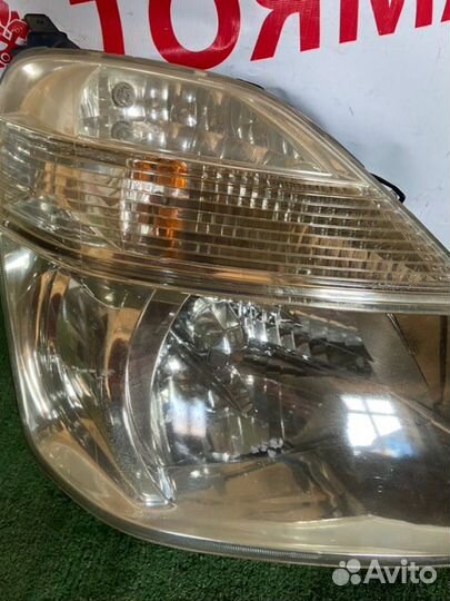 Фара правая Honda Stream RN1