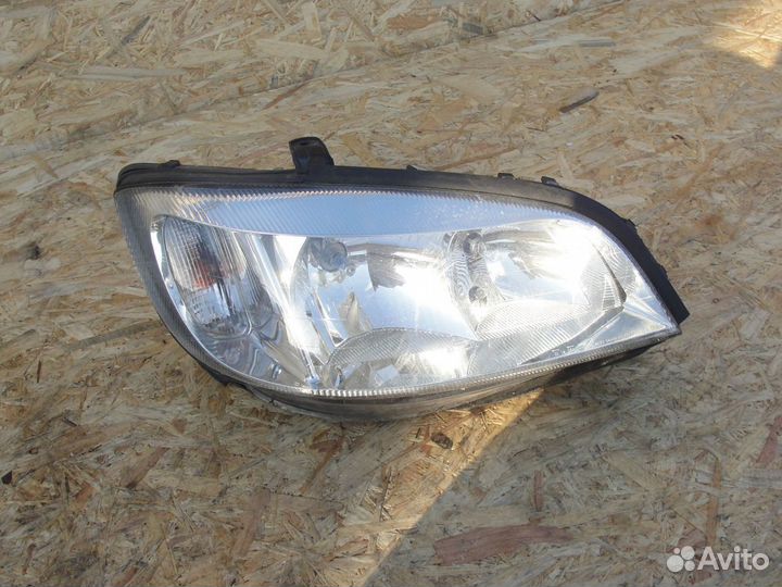 Фара правая Opel zafira A с дефектом
