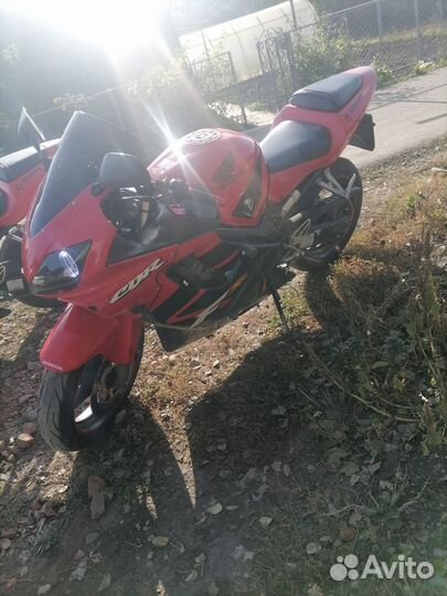 Honda f4i 2001 и Honda f4i 2002