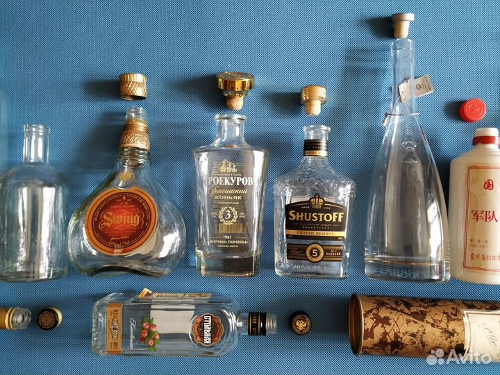 Бутылки с пробками и без, футляр/туба