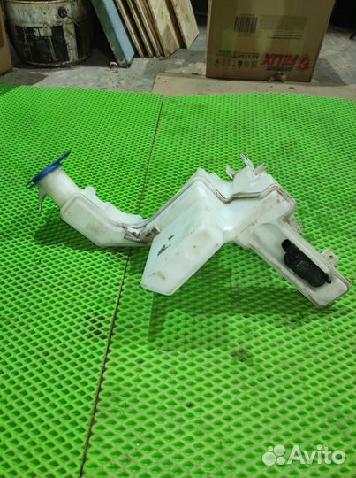 Бачок омывателя на VW Passat B6