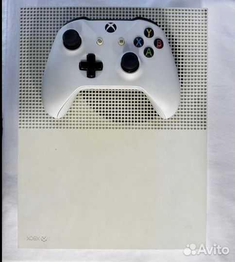 Xbox one s 1tb + GTA 5 и множество других игр