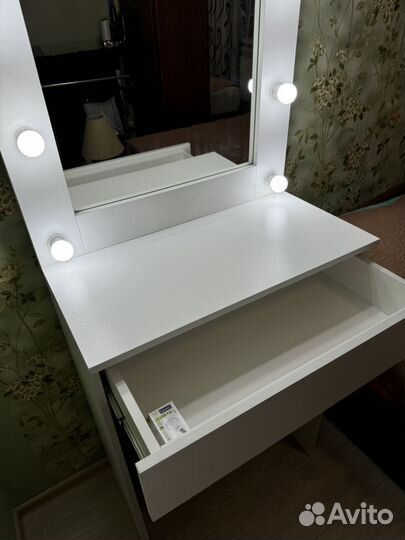 Гримерный стол с зеркалом