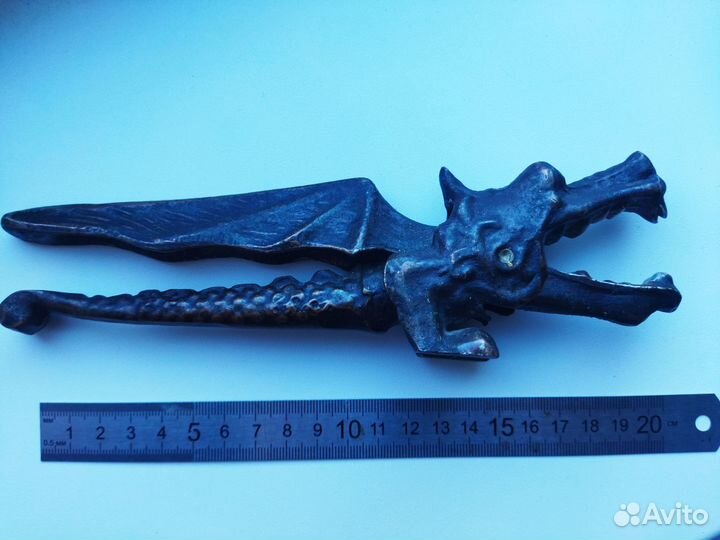 Щипцы-дракон для колки орехов