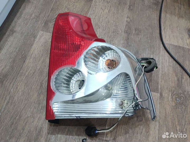 Задняя правая фара volvo xc 90 2004 год