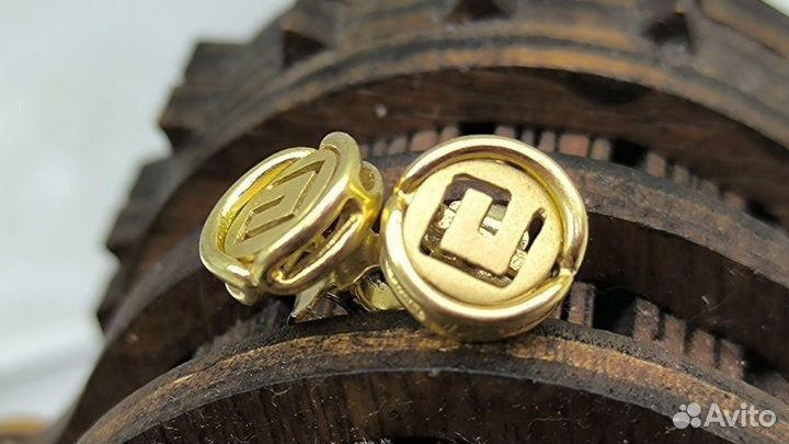 Золотые серьги 585 пробы массой 2,1 грамма