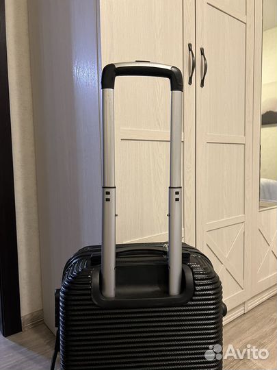 Чемодан на колесах размер s