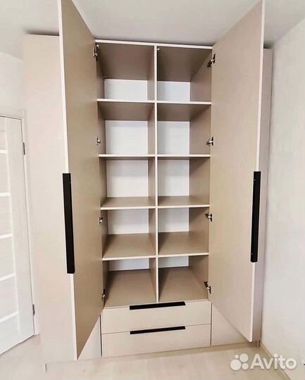 Шкаф распашной с полками