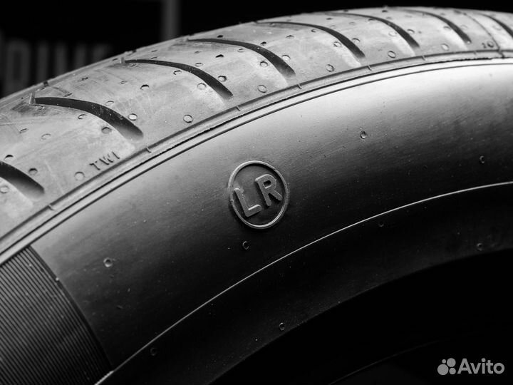 Pirelli P Zero PZ4 285/45 R22