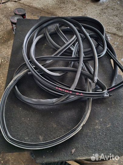 Уплотнительная резинка боковой двери Mitsubishi