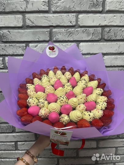 Букет из клубники в шоколаде М, клубничный букет