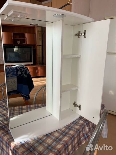 Навесной шкафчик с зеркалом в ванну