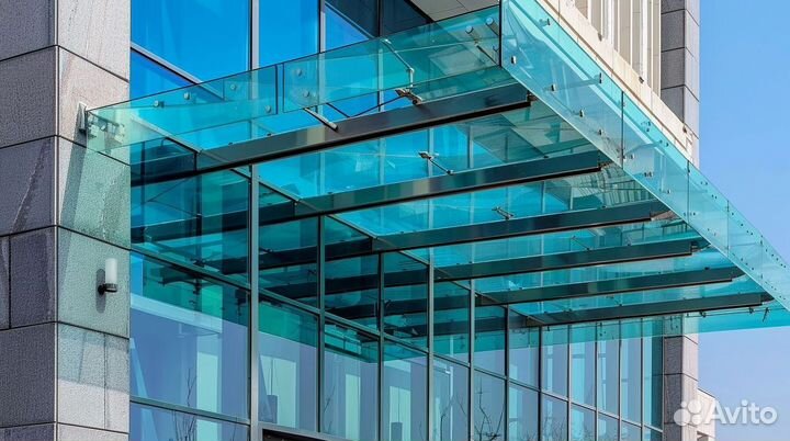 Стеклянный навес над входной дверью