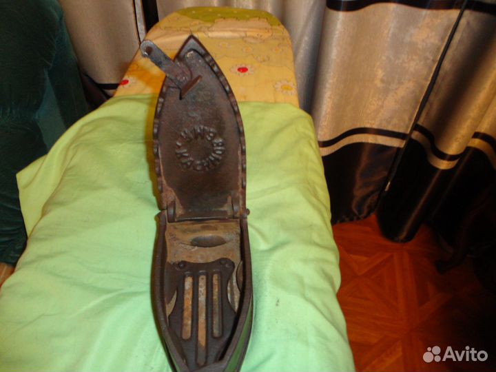 Старинный угольный утюг