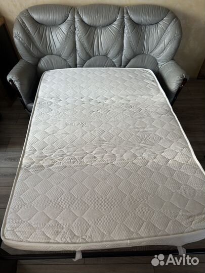 Кожаный диван