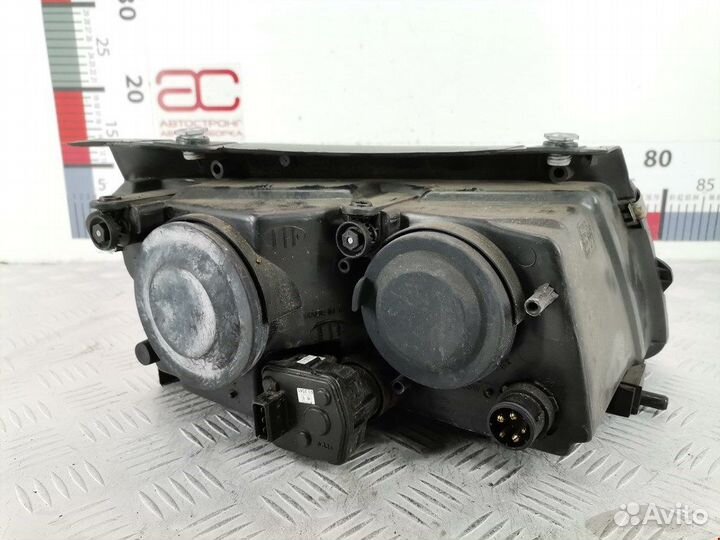 Фара передняя для Volkswagen Passat 5 064411125L