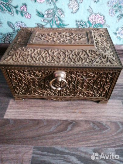Шкатулка,ларец. Металл. Размеры 29*21*17