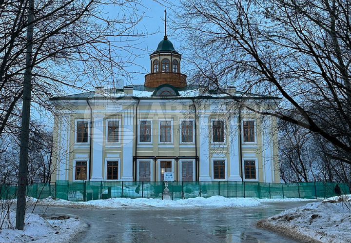 Здание,усадьба,офис 3012 м²в Ворошиловском парке