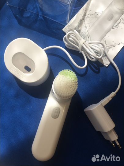 Очищающая щётка для лица clinique