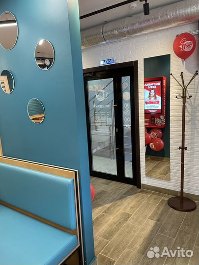 Вешалка напольная, слоновая кость/красное дерево