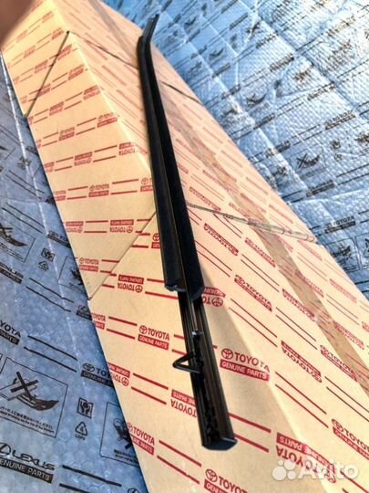 Молдинг двери передний правый Toyota Rav4 XA50