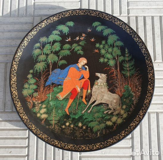 Фарфоровая тарелка 