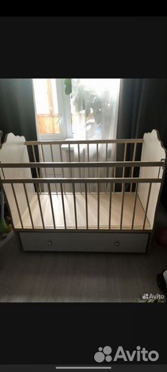 Детская кроватка с маятником и ящиком