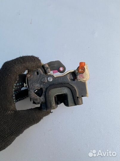 Замок двери задний правый Nissan Almera N15