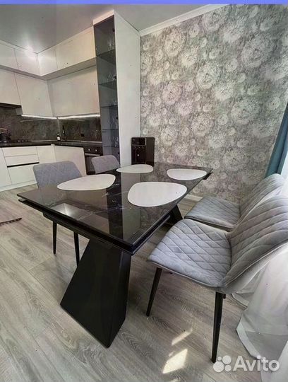 Стол из стекла