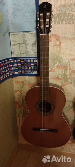 Продам классическую гитару Alhambra