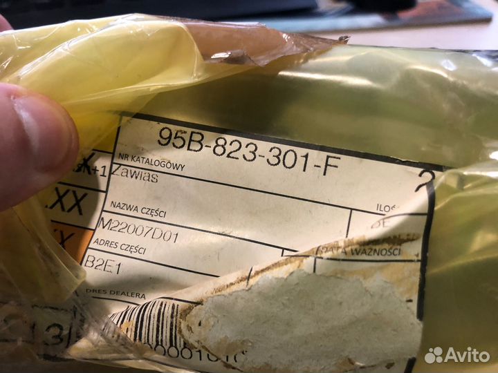 Петля капота левая на Porsche Macan