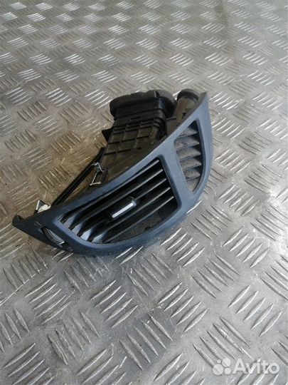 Дефлектор воздушный правый Kia Cerato 2 TD G4FC