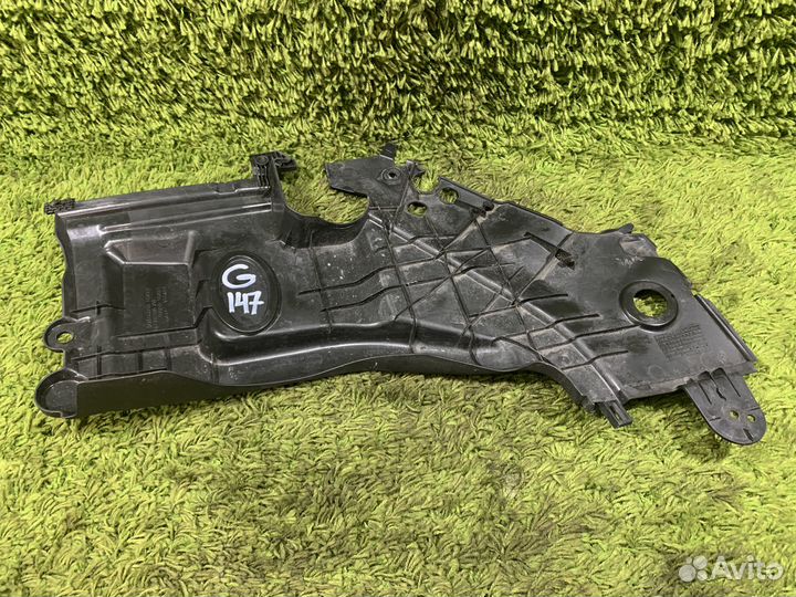 Пластик подкапотный правая часть Toyota Avensis 2