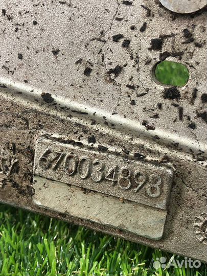 Кронштейн коробки (балка кпп) Maserati Levante