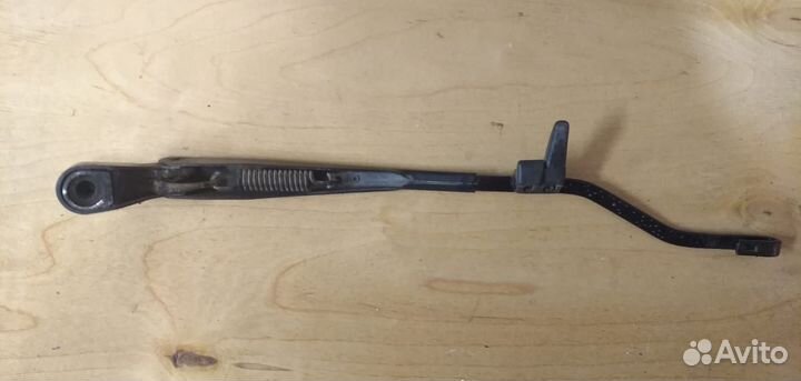 Поводок заднего дворника