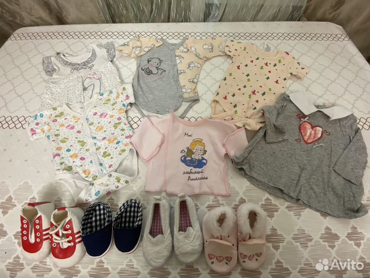 Пакеты вещей и обувь для малышки