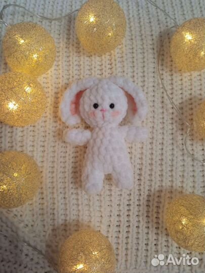 Вязаная игрушка зайчик ручной работы