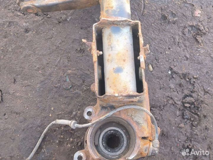 Передний правый кулак Audi 100c4 a6c4 443407258C