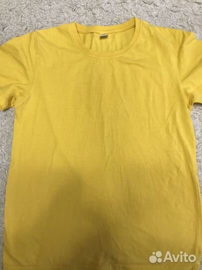 Желтая футболка