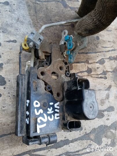 Замок передний на Шевроле Авео 2010г