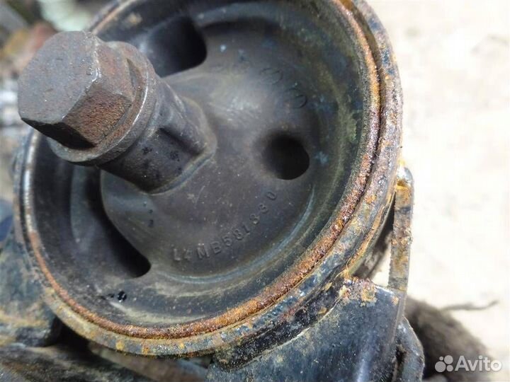 Опора двигателя правая Mitsubishi Chariot II 1991